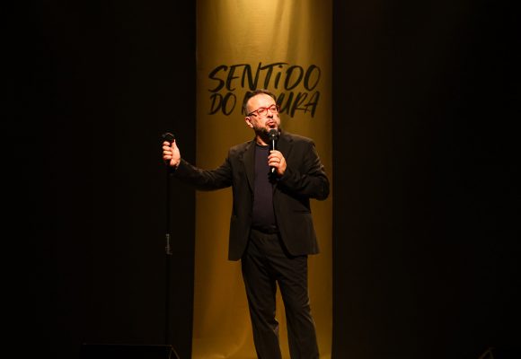 CARLOS MOURA A ESTREIA A SOLO COM “SENTIDO DO MOURA”