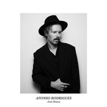 AFONSO RODRIGUES LANÇA “AREIA BRANCA” O ÁLBUM DE ESTREIA EM NOME PRÓPRIO