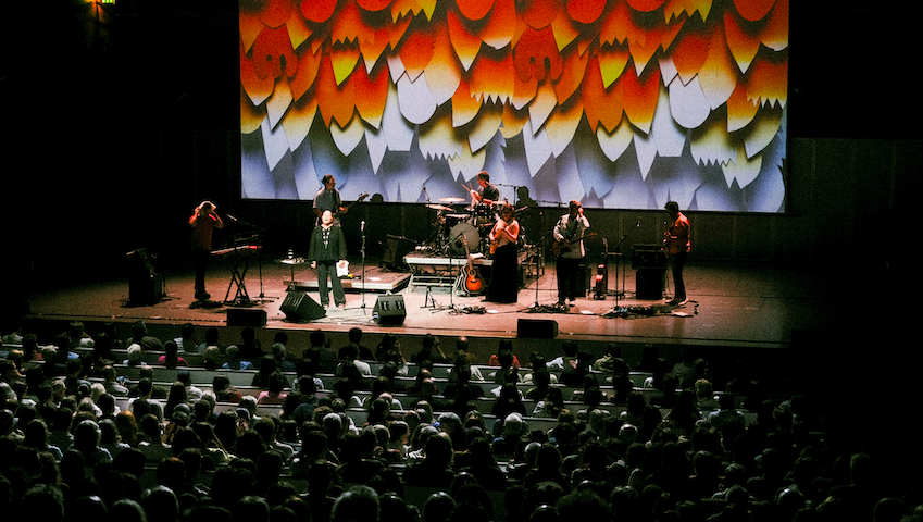 ATÉ A CHUVA PAROU PARA OUVIR LENA D’ÁGUA NA CASA DA MÚSICA