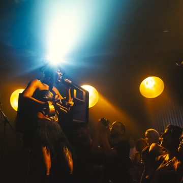 “QUEM MANDA NO MIC? É A PONGO!”
PONGO INCENDEIA O LUX FRÁGIL NUMA NOITE DE DANÇA, COMUNHÃO E LIBERDADE “QUEM MANDA NO MIC? É A PONGO!”
PONGO INCENDEIA O LUX FRÁGIL NUMA NOITE DE DANÇA, COMUNHÃO E LIBERDADE