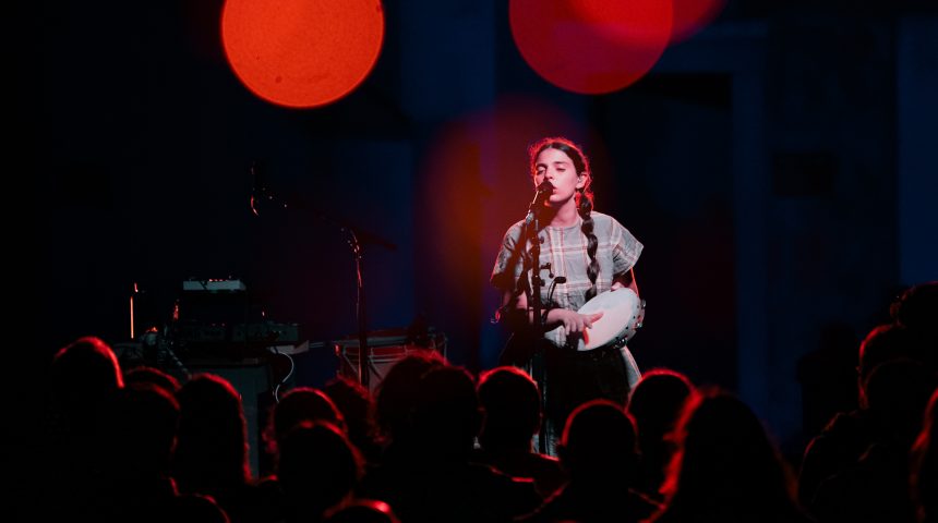 ANA LUA CAIANO FECHA 2025 COM UM PERCURSO MARCANTE: FESTIVAIS INTERNACIONAIS, PRÉMIOS, COLABORAÇÕES, UMA AGENDA TOTALMENTE PREENCHIDA E UM NOVO ÁLBUM A CAMINHO